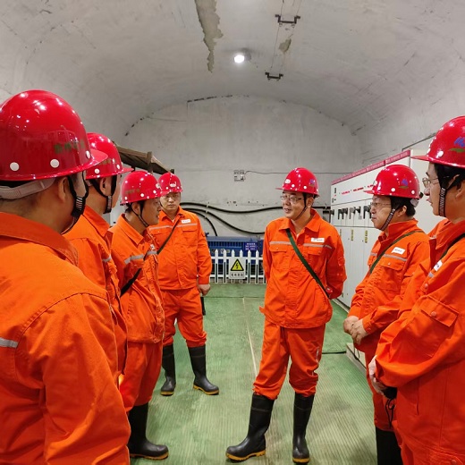 省工信廳檢查組來新橋礦業開展“雙節”前安全生產督導檢查