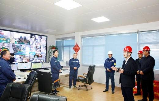 孔濤春節前看望慰問華興化工一線員工